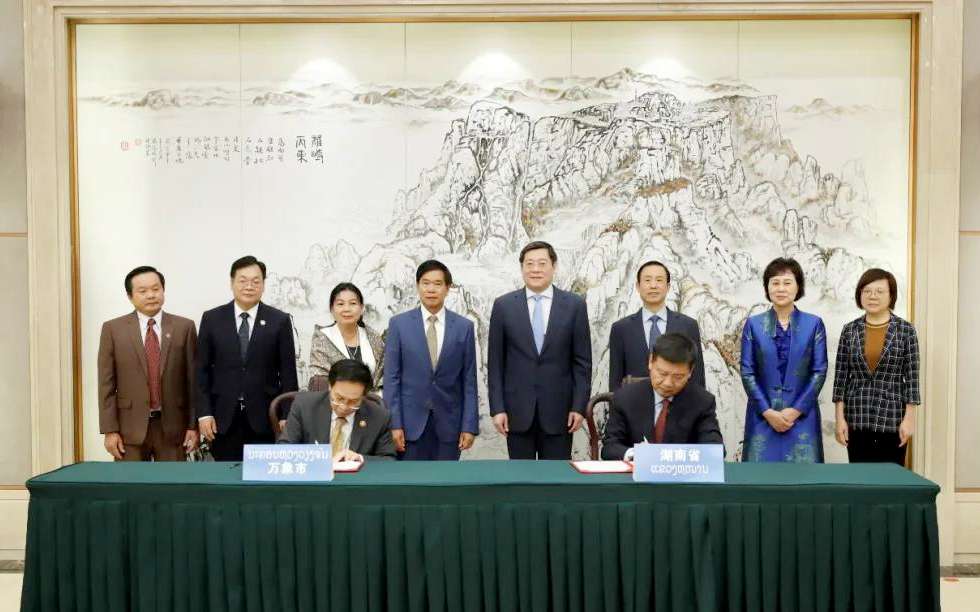 盈峰環(huán)境向老撾萬象捐贈7臺環(huán)衛(wèi)裝備，助力“一帶一路”建設