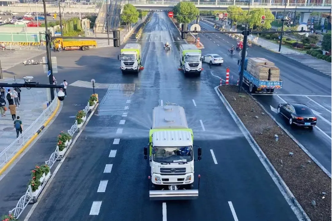 路面見(jiàn)本色丨盈峰環(huán)境新能源環(huán)衛(wèi)裝備服務(wù)上海進(jìn)博會(huì)！